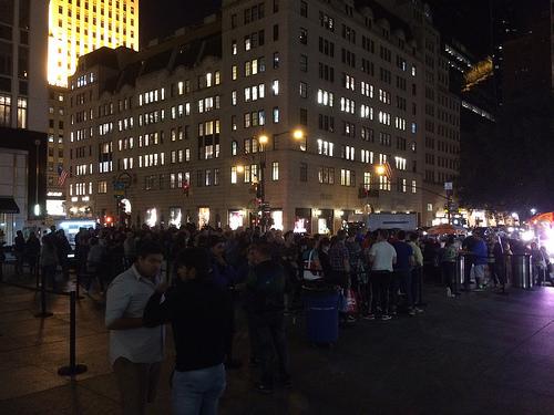 photo of Apple: Lines Still Form at Flagship Store, Including Line to Nowhere image