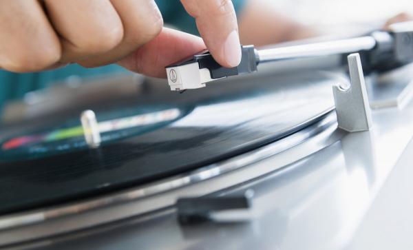 photo of Vinyl brings in more money than YouTube for UK music labels image