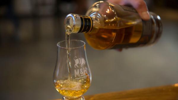photo of Popular Hack Used by Whisky Snobs Actually Works, Says Science image