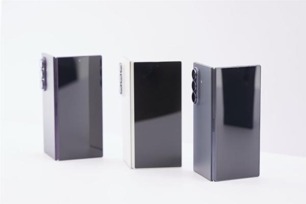 Foldable smartphone shipments are set to…