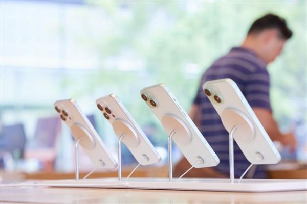 Apple's halo shines bright in smartphone…