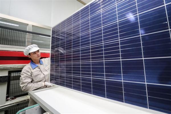 photo of China solar energy sector dogged by oversupply image