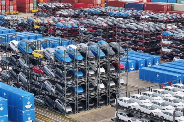 Chinese EV makers rush EU shipments…