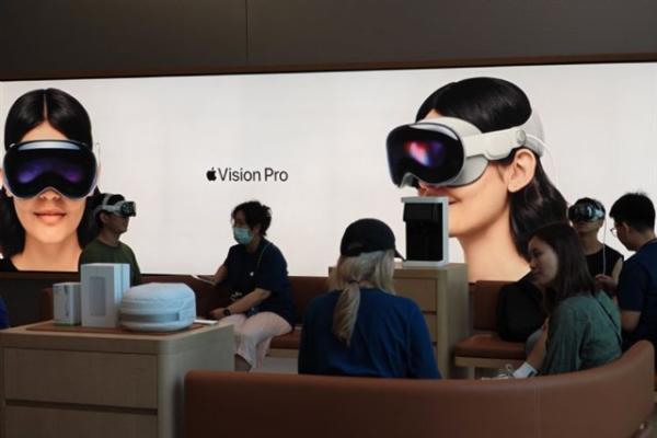 Apple reportedly halts Vision Pro…