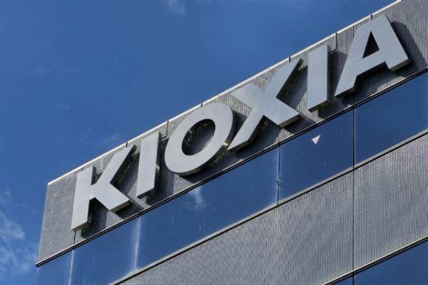 Kioxia unveils 332-layer NAND flash,…