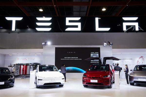Tesla ramps up AI, Robotaxi, and chip…