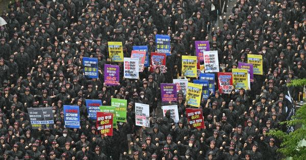 photo of Thousands of Samsung workers launch indefinite strike over pay image