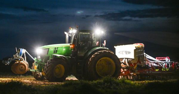 photo of The FTC is trying to find out if John Deere’s repair policies broke the law image