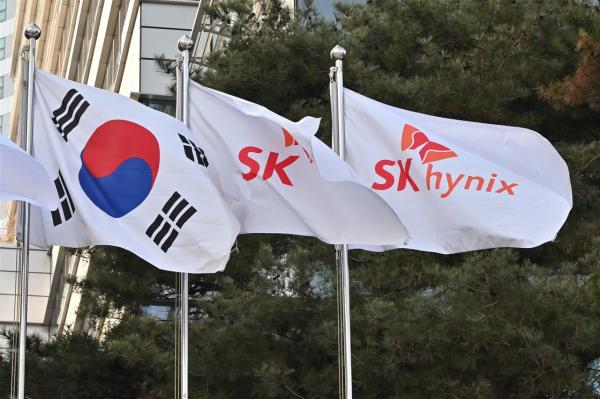 photo of SK Hynix reduces DDR4 production, accelerates shift to AI memory image