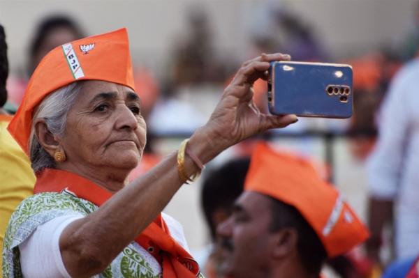 India drops mandatory pre-installation of security app after…