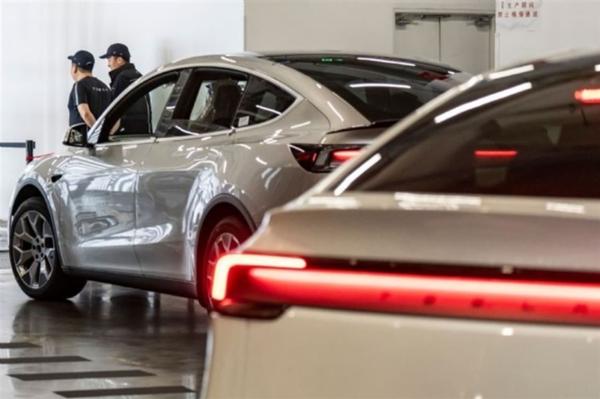 Tesla ramps up hiring for self-driving…