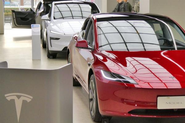 photo of Elon Musk denies rumored Tesla China contingency plans; discussions on supply chain localization shifts persist image