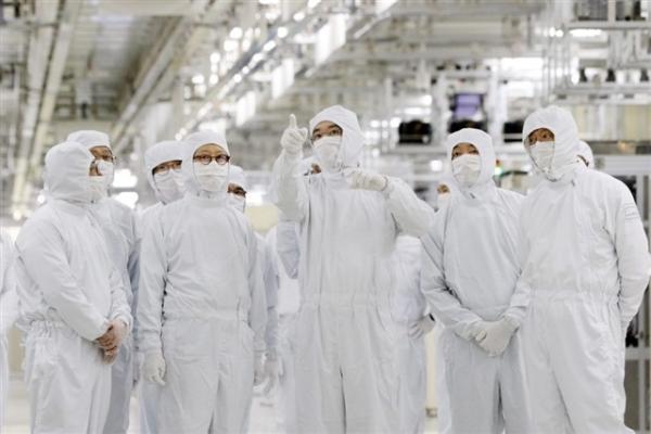 photo of Samsung and SK Hynix propelled into DRAM production frenzy by AI surge amid labor crunch image