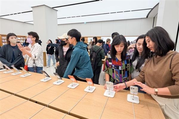 Apple iPhone 17 series drives smartphone&hellip;