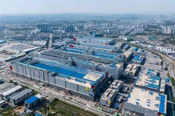 photo of Samsung reportedly channels most 1c DRAM capacity into HBM4 for early 2026 mass production image