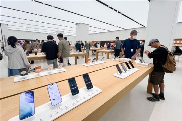 photo of Apple pricing seen as key to 2026 smartphone slump image