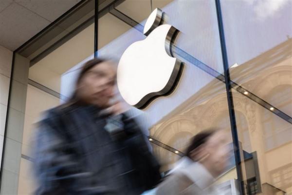 photo of Apple reportedly seeks 20% iPhone 18 OLED price cut despite costlier M16 panels image