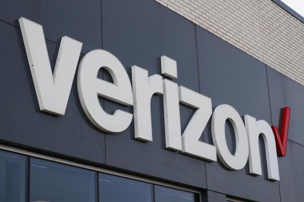 photo of Verizon confirms a network outage is affecting mobile customers across the US image