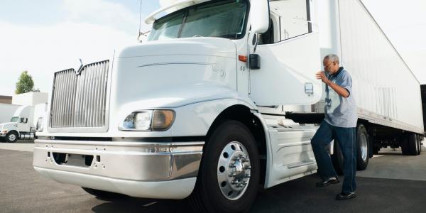 photo of One of the largest trucking companies in the US is giving raises of up to 33%, allowing drivers to make up to $150,000… image