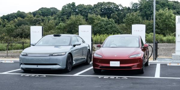 photo of Tesla offers 1 year of free Supercharging, claims ~40% premium for non-Tesla EVs image
