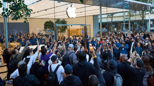 iPhone Duo Brings Back Long Lines at…