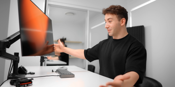 OLED gaming monitor shows only light&hellip;