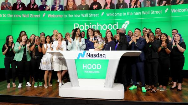 photo of Robinhood to list a fund that lets anyone back Y Combinator startups image