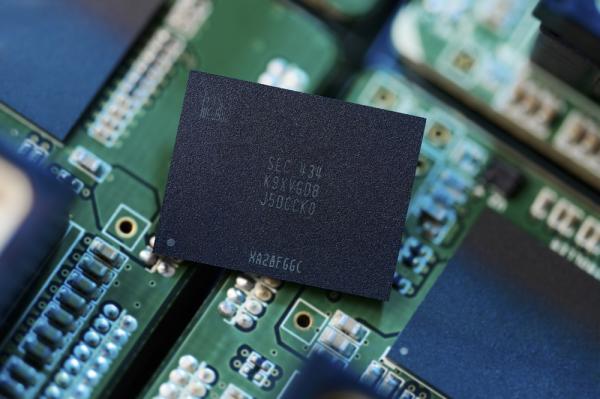 photo of Samsung begins mass production of QLC 9th-generation V-NAND image