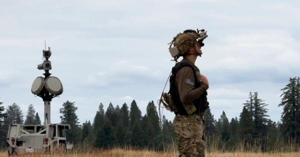 photo of Palmer Luckey partners with Microsoft to turn US soldiers into Starship Troopers image