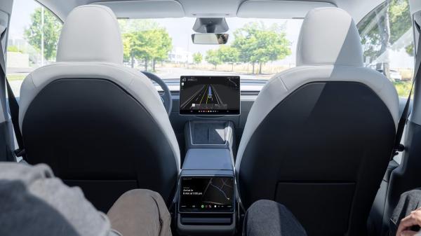 Tesla’s Robotaxi gets caught crashing…