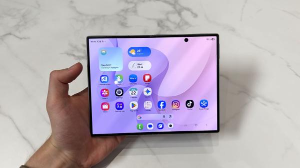 photo of Watch: AirDrop via Quick Share on the Galaxy Z Fold 8 works like a dream image