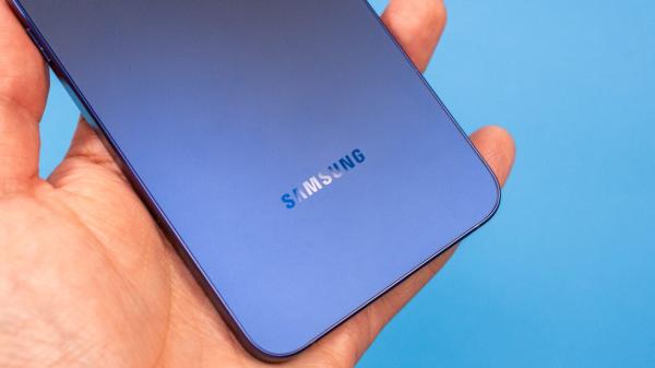 photo of Apple and Samsung benefit as memory shortage pushes smartphone shipments to historic lows image