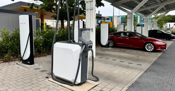 photo of Tesla adds a car vacuum to a Supercharger for the first time image