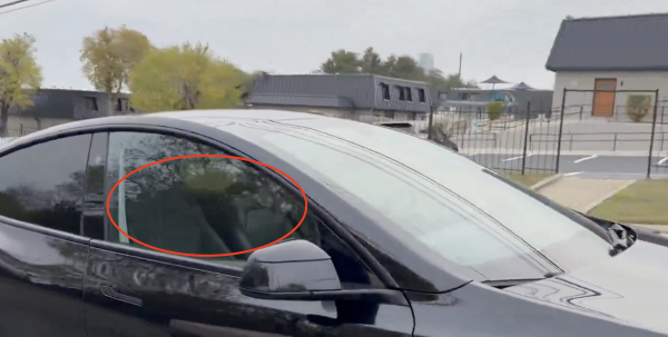 Tesla Robotaxi spotted without a safety…