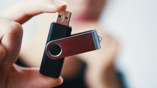 photo of You’re using your USB flash drive wrong. Do this instead image