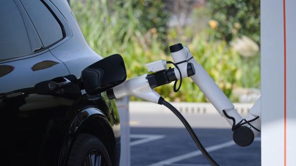photo of Geely’s AI fast charging ‘heals’ EV batteries for 20% more cycle life image