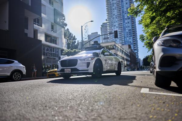 Waymo pulls over, calls cops on riders…