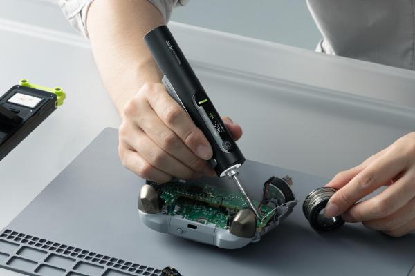 photo of Hoto’s new cordless soldering iron heats up in three seconds image