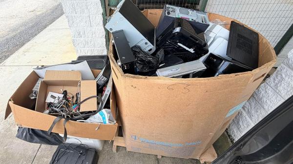 Dumpster diver builds home lab Proxmox…
