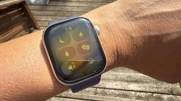 How does the Apple Watch water lock…