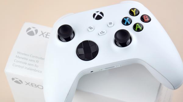 photo of The pros and cons of using wired vs. wireless Xbox controllers image