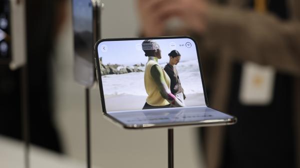 iPhone Duo vs Microsoft Surface Duo: One…