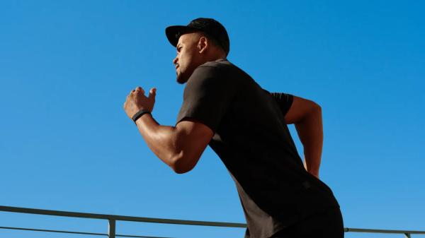 Fitbit Air vs. Whoop: Which screenless…