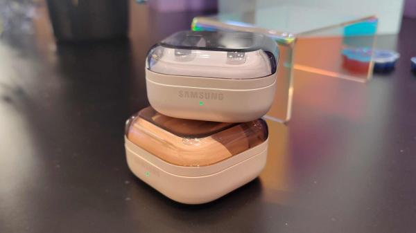 Samsung's first ever clip-on earbuds…