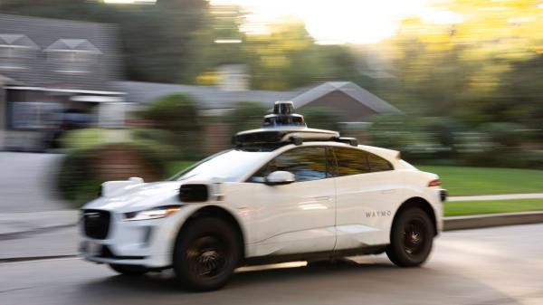 Waymo robotaxi calls cops on riders&hellip;