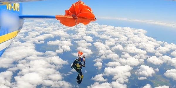 Parachutists told to check software after jumper dangled…