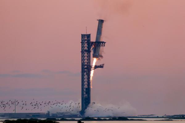 SpaceX catches returning rocket in…