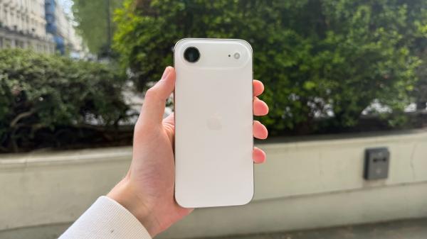 photo of Can we please talk about the iPhone Air's controversial Light Gold color? image