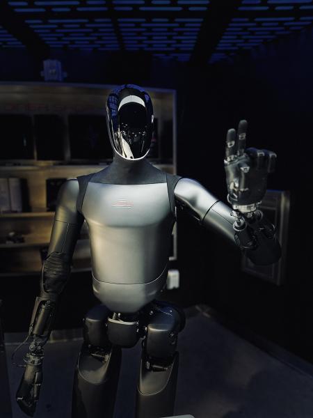 photo of Tesla AI boss reveals how big Optimus is going to get image
