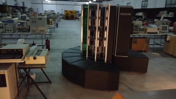 Working Cray-1 supercomputer replica…